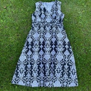 Floral dress with zipper on the side. Very cute!